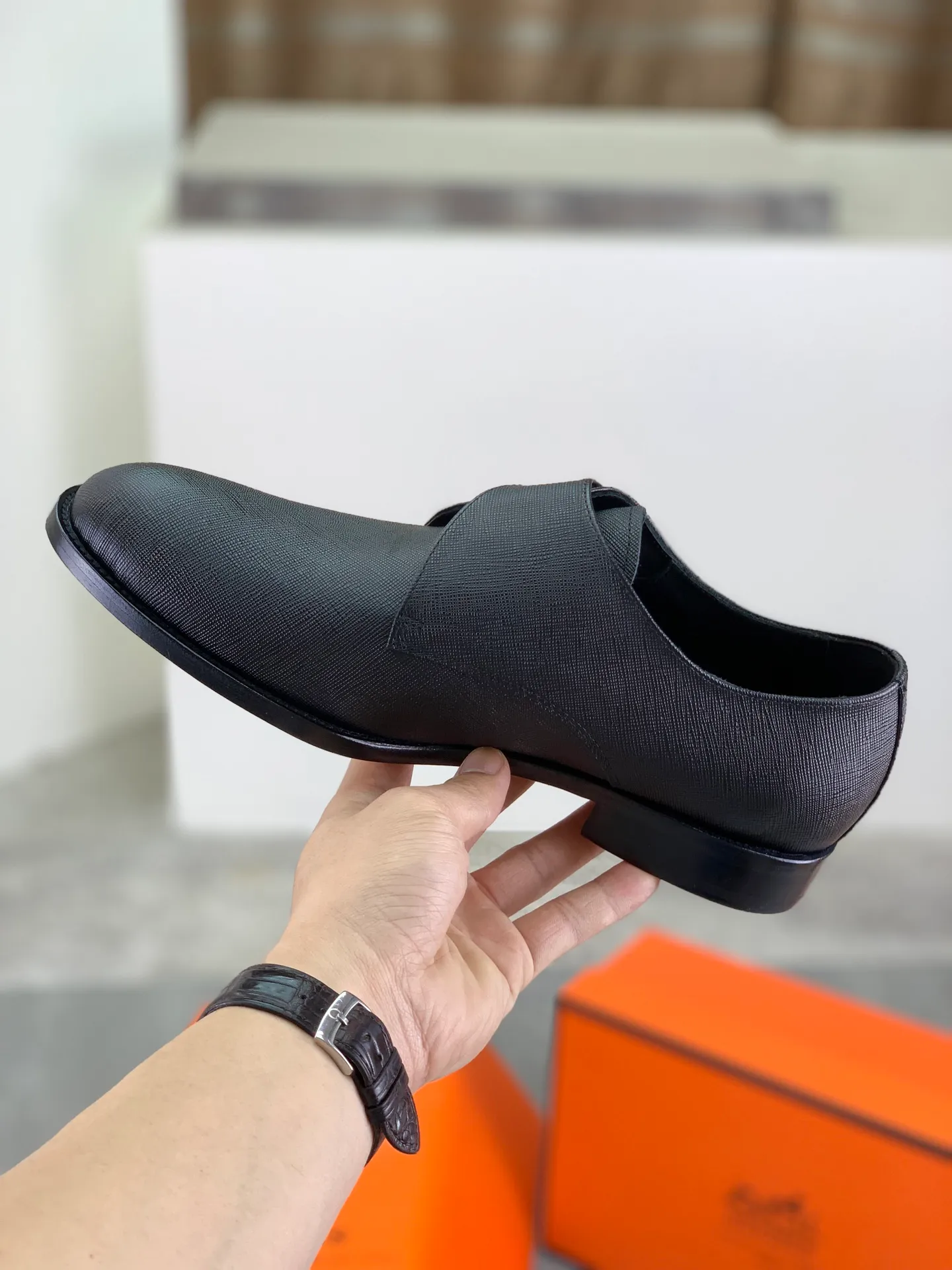 Factory price P940 💰💎💎💎 Original genuine leather outsole Brand: Hermès Grade: Same as the official website Original quality materials: Original soft calfskin Water-dyed cowhide lining Original Italian genuine leather outsole Style categories: Men's fashion Formal casual leather shoes Slip-on men's shoes series Young fashion European and American trends British style Code number: 39-45 (38.46 can be customized)